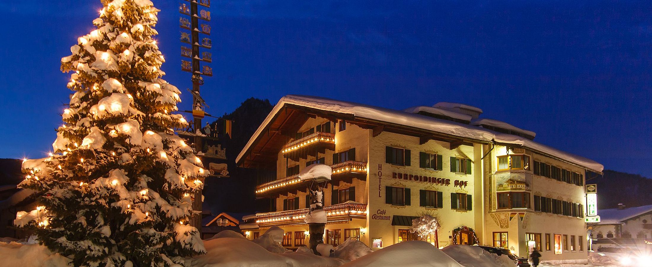 Geschmückter Weihnachtsbaum in Ruhpolding bei Nacht