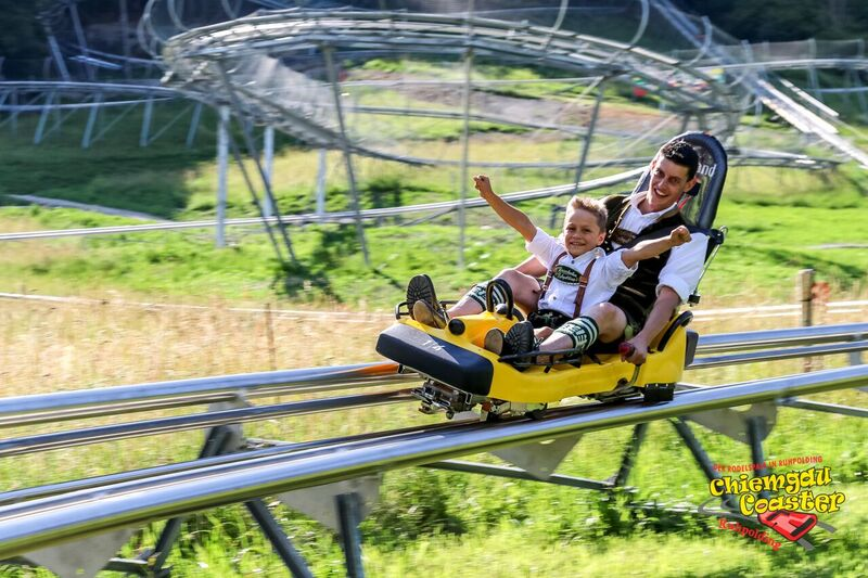 Vater mit Kind beim Sommerrodeln auf dem Chiemgau Coaster