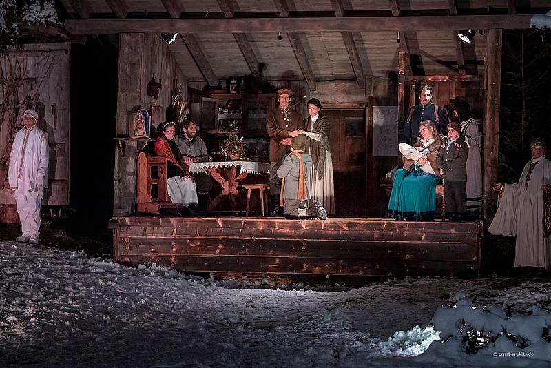 Theaterbühne mit Schauspielern im Winter