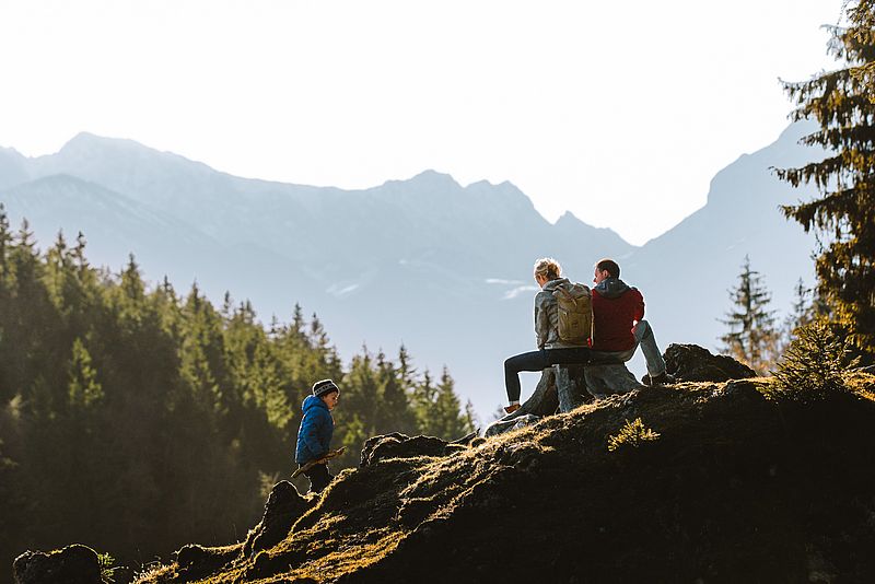 Familie bei einer Wanderpause in den Bergen